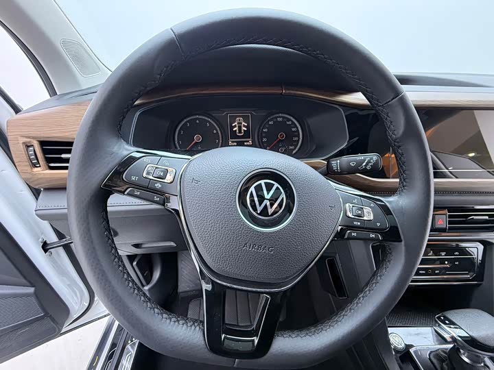Фото 7 - Volkswagen Tharu