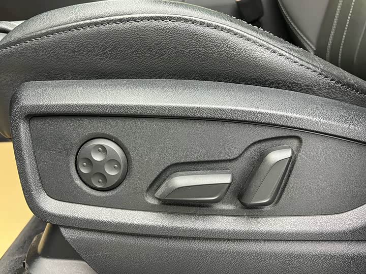 Фото 7 - Audi Q5L