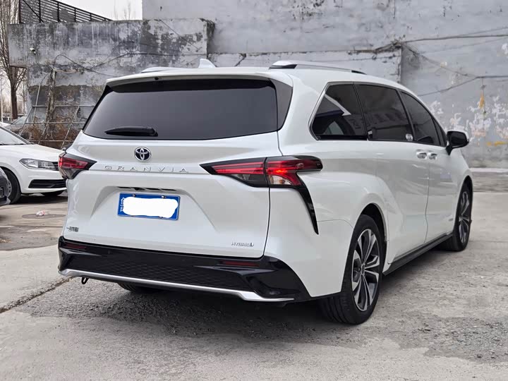 Фото 3 - Toyota Granvia