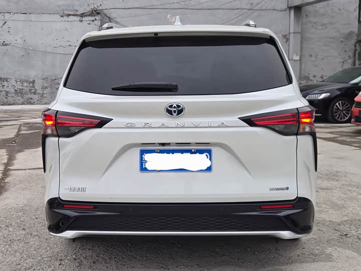 Фото 4 - Toyota Granvia