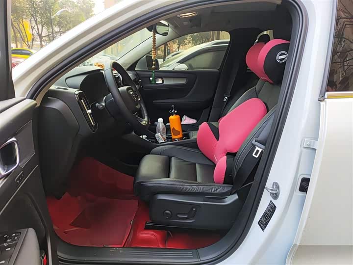 Фото 8 - Volvo XC40