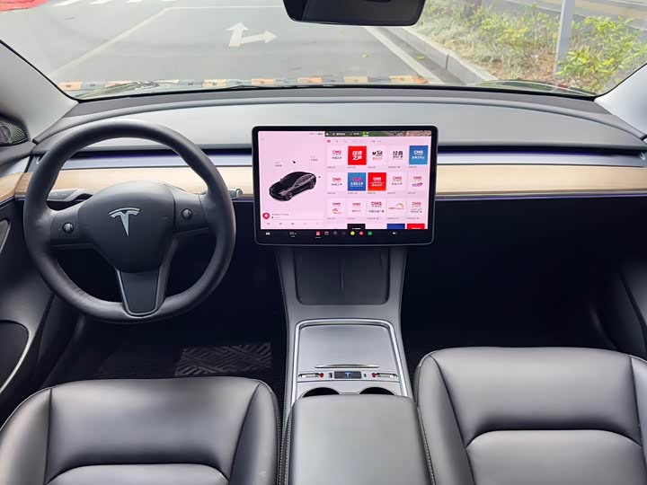 Фото 4 - Tesla Model 3