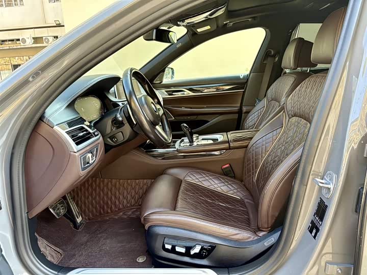 Фото 3 - BMW 7 Series