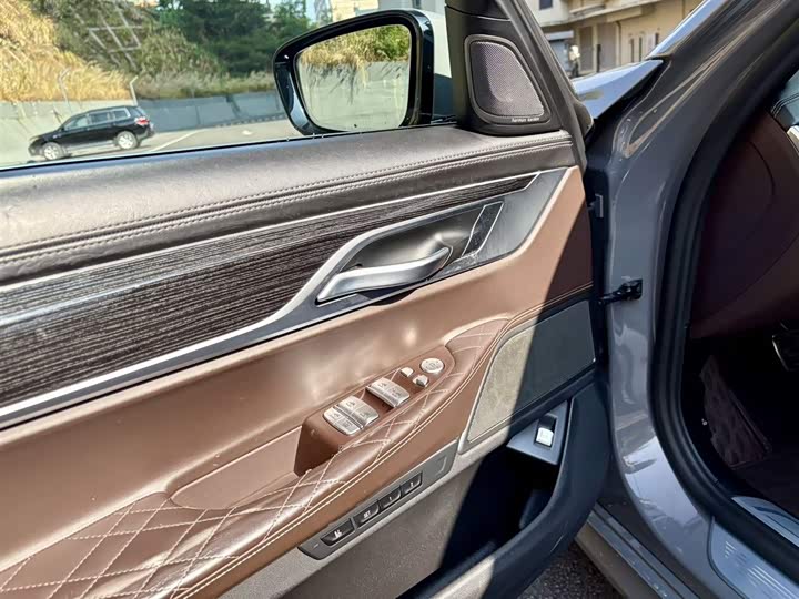 Фото 9 - BMW 7 Series