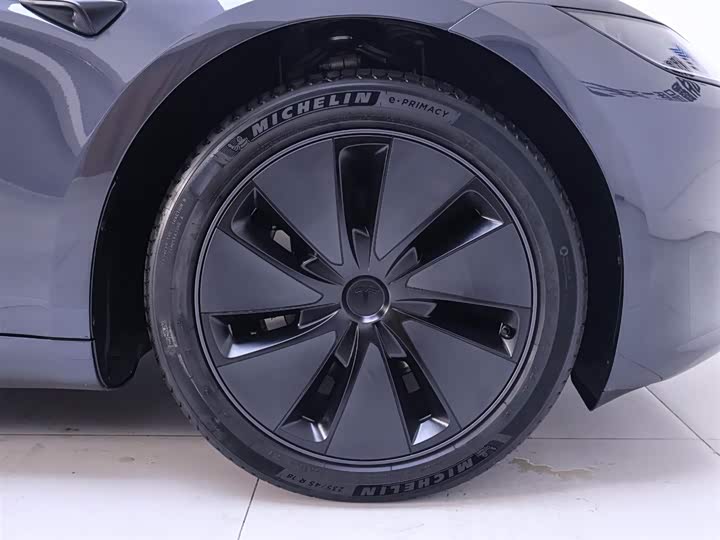 Фото 6 - Tesla Model 3