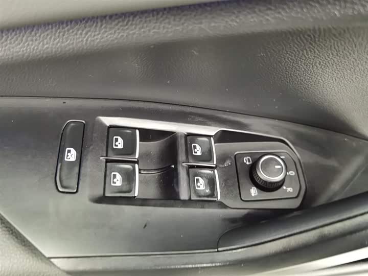 Фото 9 - Volkswagen Sagitar L