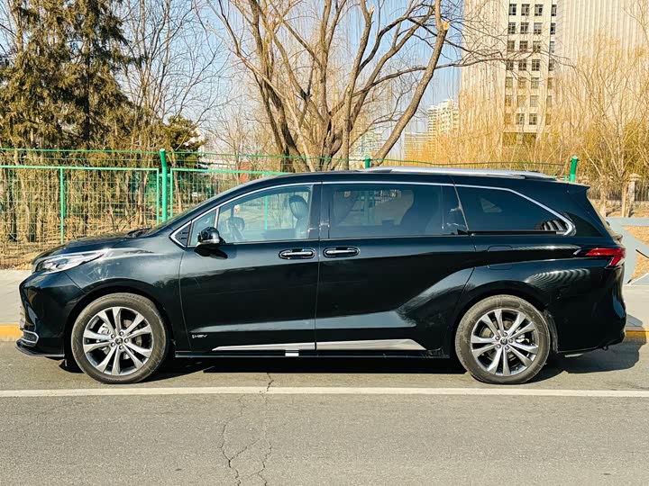 Фото 7 - Toyota Sienna