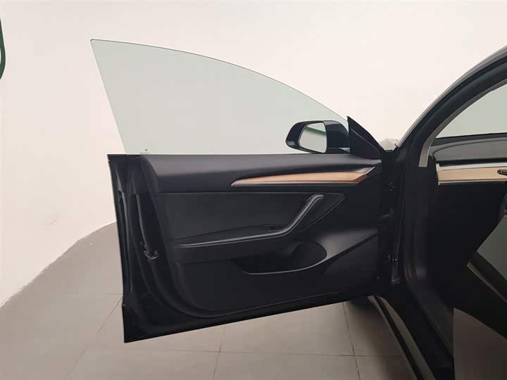 Фото 8 - Tesla Model 3