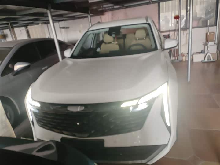 Фото 3 - Geely Atlas L