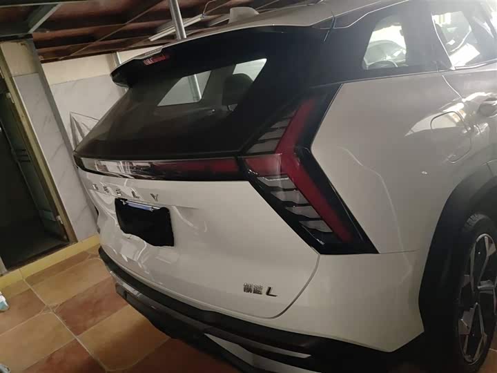 Фото 6 - Geely Atlas L