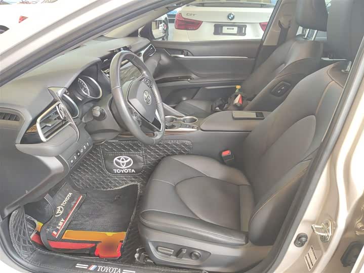 Фото 7 - Toyota Camry