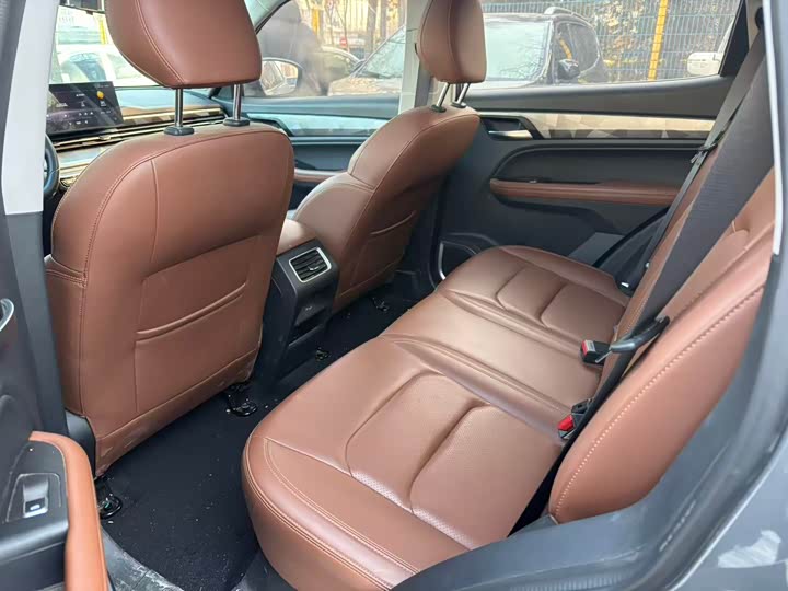 Фото 8 - Geely Vision X6