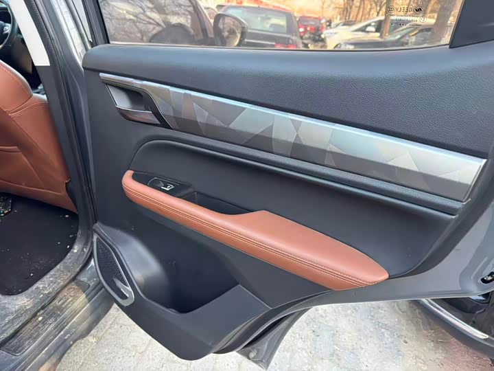 Фото 9 - Geely Vision X6