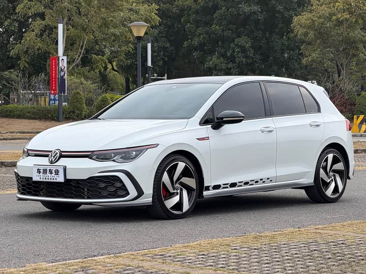 Фото 1 - Volkswagen Golf GTI