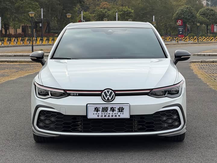 Фото 2 - Volkswagen Golf GTI