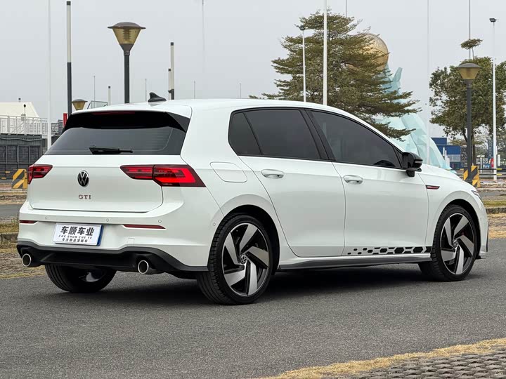 Фото 8 - Volkswagen Golf GTI