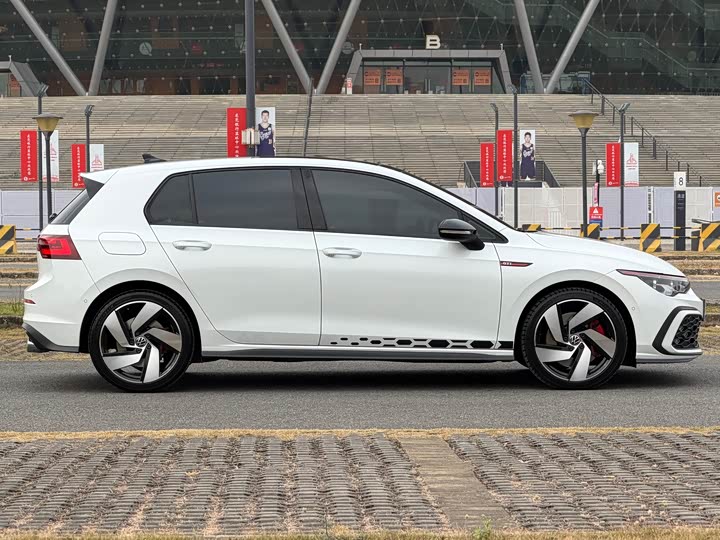 Фото 9 - Volkswagen Golf GTI