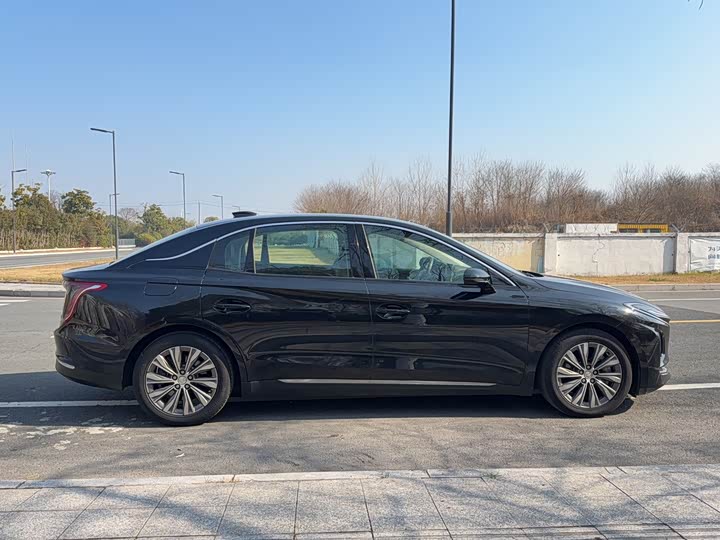 Фото 4 - Hongqi E-QM5