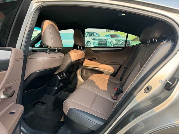 Фото 5 - Lexus ES