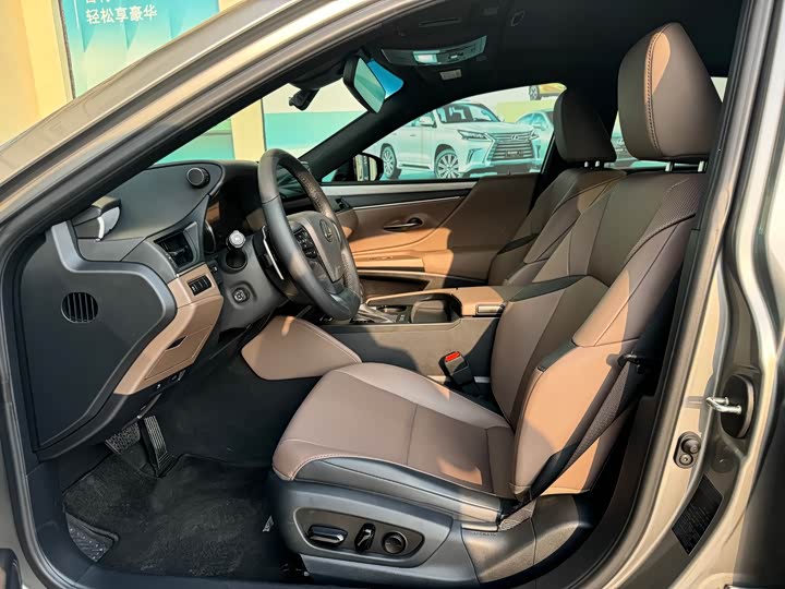 Фото 6 - Lexus ES