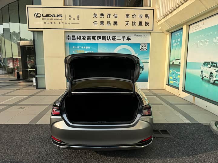 Фото 9 - Lexus ES