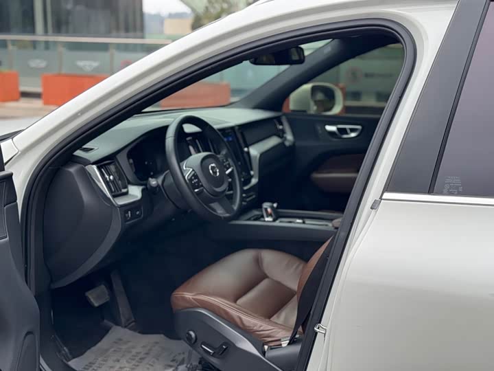 Фото 4 - Volvo XC60