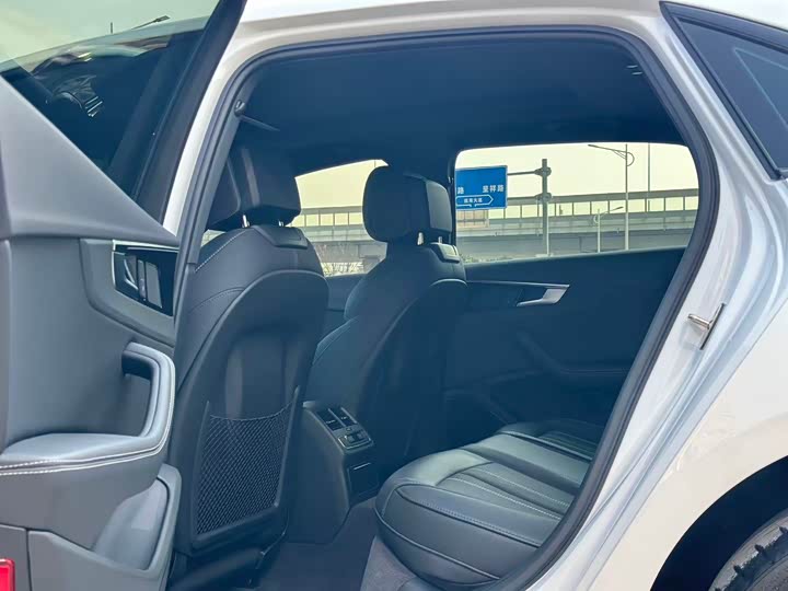 Фото 6 - Audi A4L