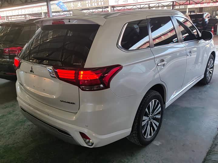 Фото 3 - Mitsubishi Outlander