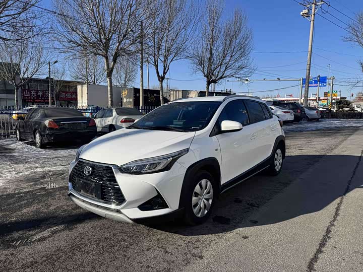 Фото 1 - Toyota Yaris L Hatchback