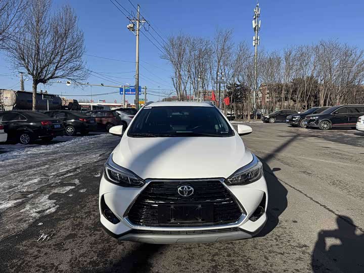 Фото 2 - Toyota Yaris L Hatchback