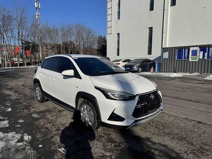 Фото 3 - Toyota Yaris L Hatchback