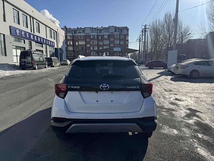 Фото 4 - Toyota Yaris L Hatchback