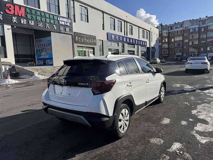 Фото 5 - Toyota Yaris L Hatchback