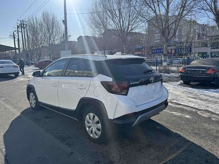 Фото 6 - Toyota Yaris L Hatchback