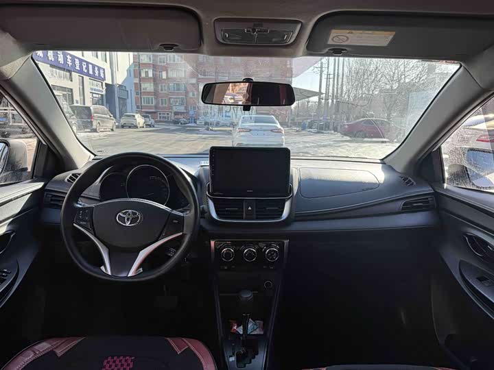 Фото 8 - Toyota Yaris L Hatchback