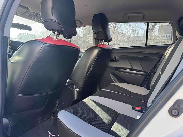 Фото 9 - Toyota Yaris L Hatchback