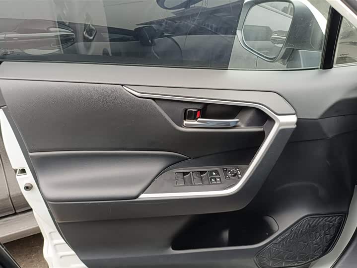 Фото 7 - Toyota RAV4