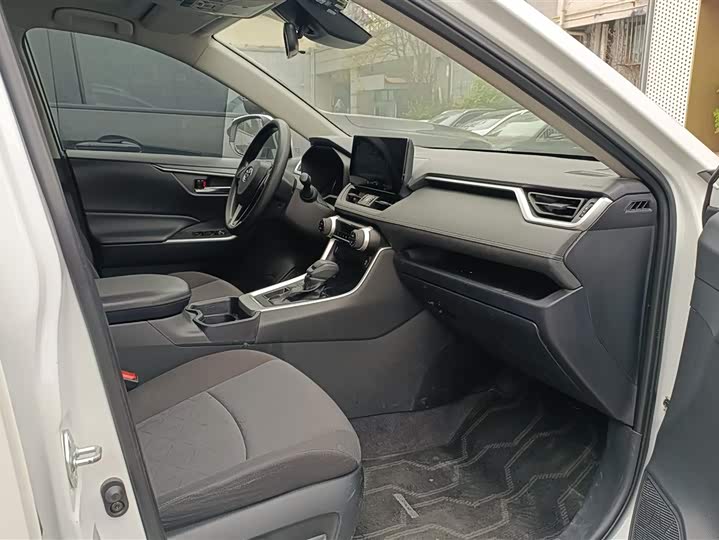 Фото 8 - Toyota RAV4