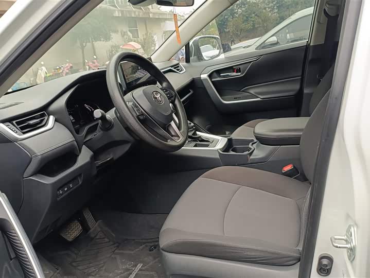 Фото 9 - Toyota RAV4