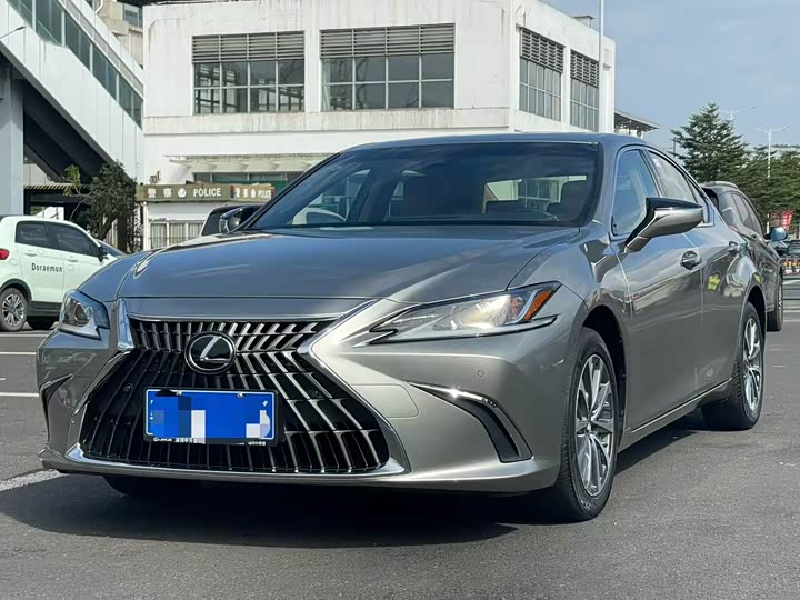 Фото 1 - Lexus ES