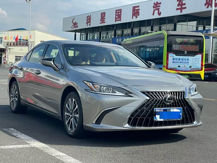 Фото 3 - Lexus ES