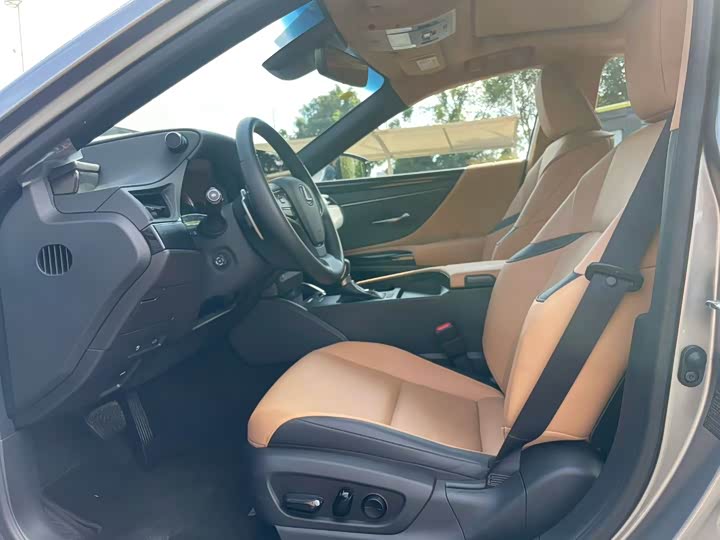 Фото 4 - Lexus ES