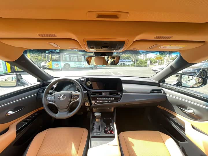 Фото 6 - Lexus ES