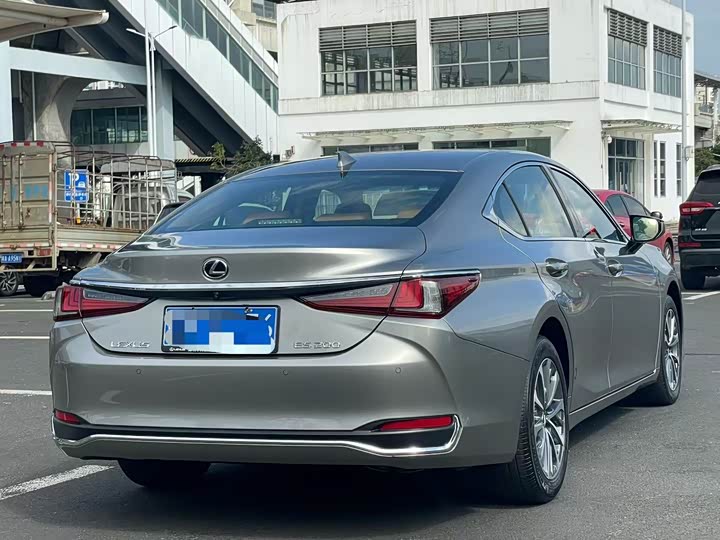 Фото 7 - Lexus ES