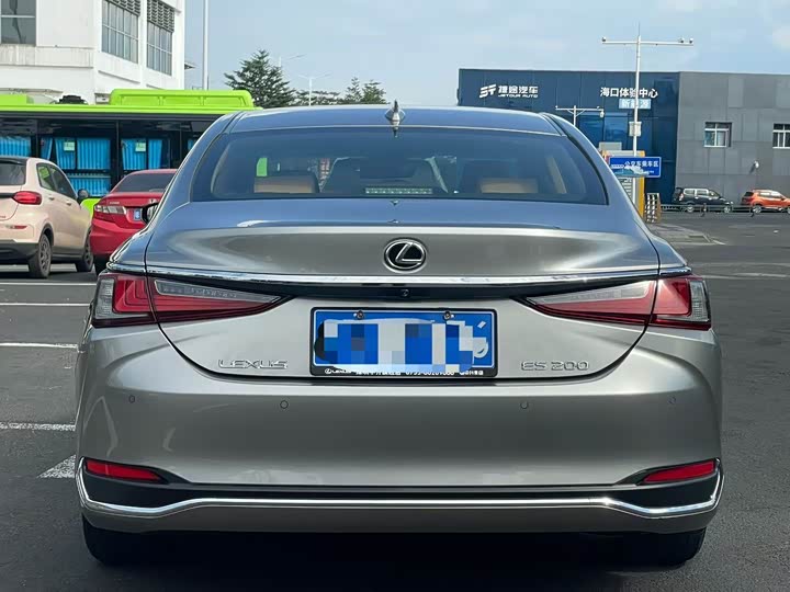 Фото 8 - Lexus ES