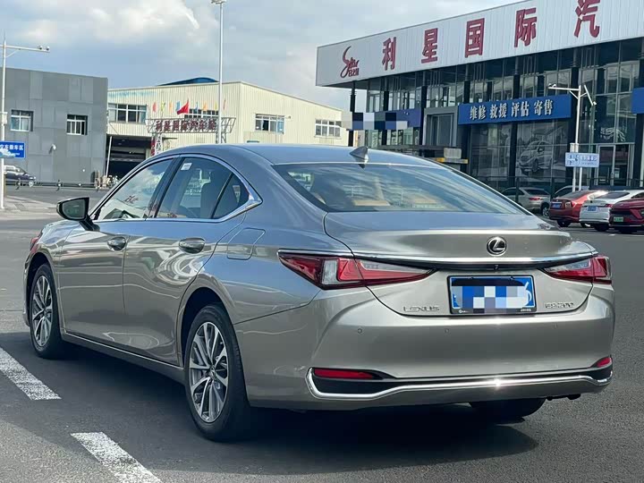 Фото 9 - Lexus ES