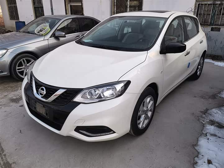 Фото 2 - Nissan Tiida