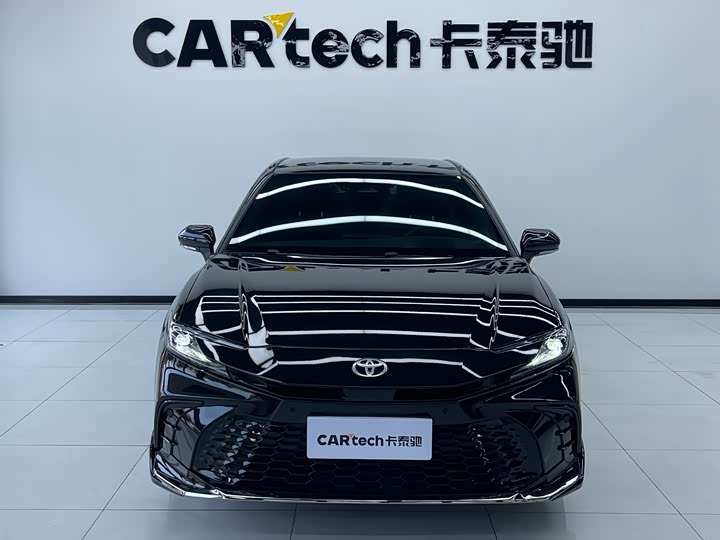 Фото 2 - Toyota Camry