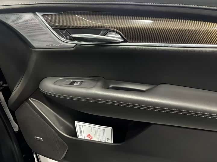 Фото 9 - Cadillac XT6