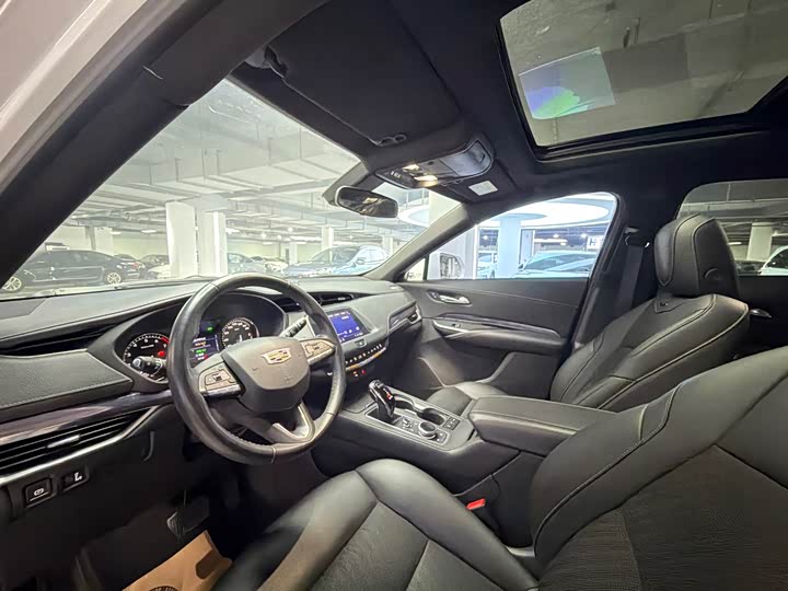 Фото 8 - Cadillac XT4